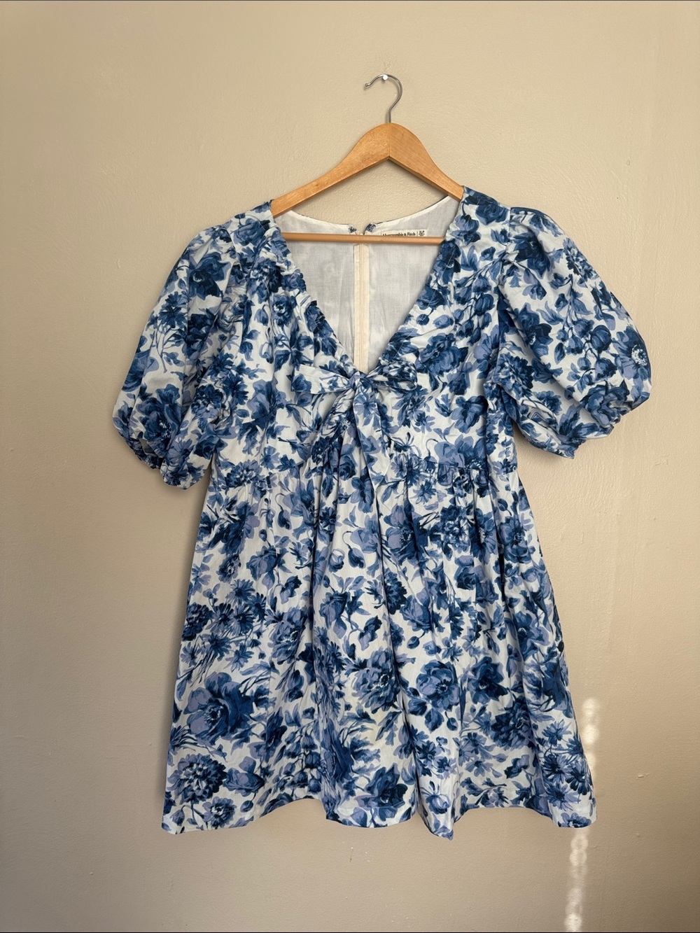 Abercrombie & Fitch Blue and White Floral tie front mini dress XLP w flaw
